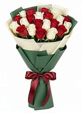 Букет Микс из красных и белых роз в Вербилках