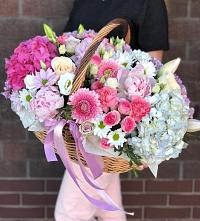 Цветочная композиция из Розы, Хризантемы, Пионы и Лизиантусы в корзине в Вербилках