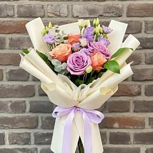 Букет цветов из:  Лизиантусы и Розы в Вербилках