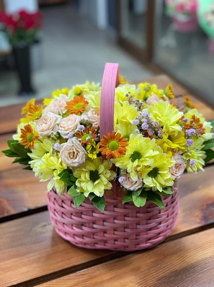 Цветочная композиция из Хризантемы и Розы в корзине в Вербилках