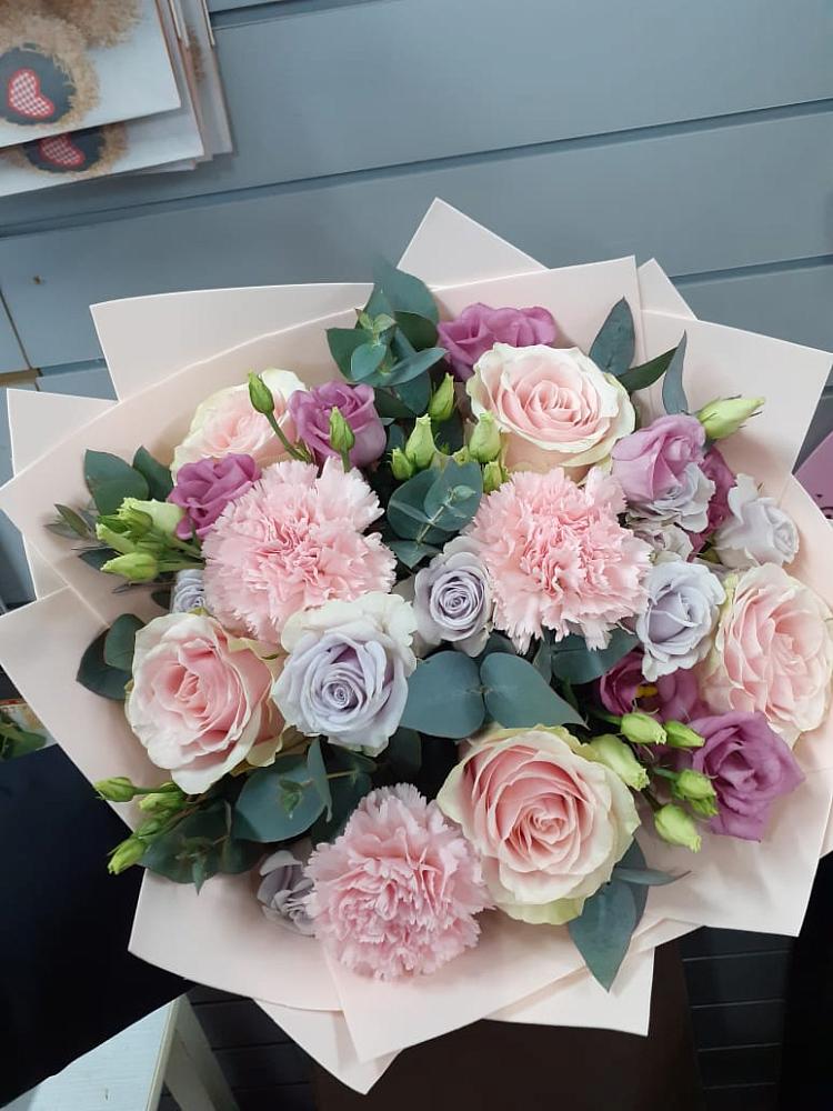 Букет цветов из: Розы, Гвоздики и Лизиантусы в Вербилках