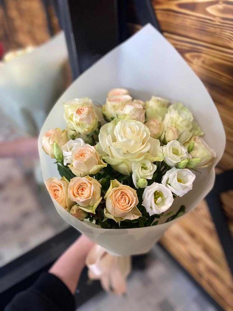 Букет цветов из: Розы и Лизиантусы в Вербилках